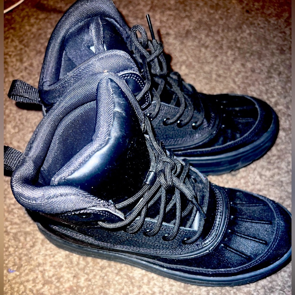 Kids black Nike Acg woodside boots.